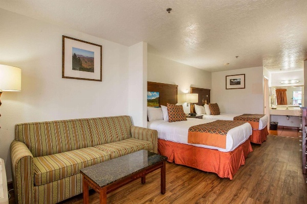 Sandia Peak Inn, a Howard Johnson by Wyndham image 2